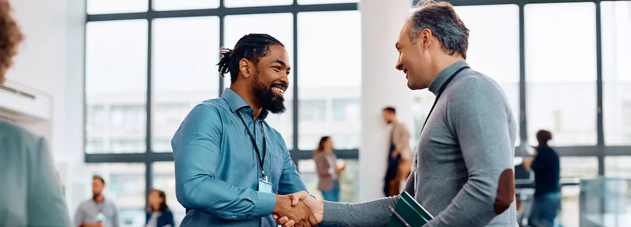 stretta-di-mano-colleghi-per-rinnovo-ccnl