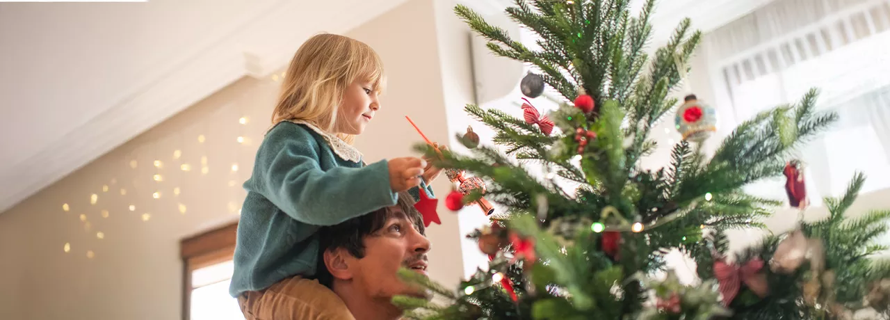 dipendente-addobba-albero-di-natale