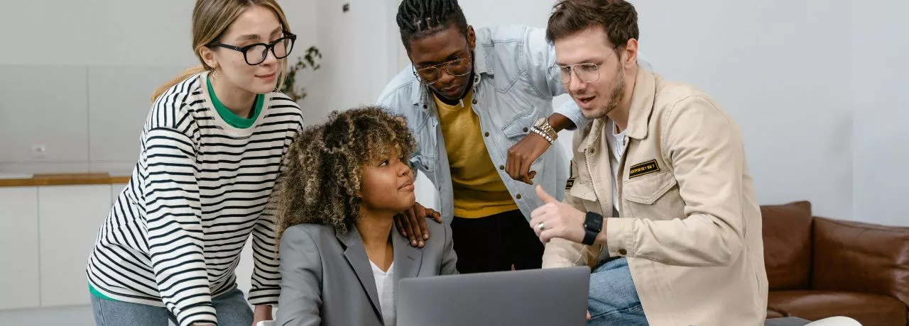 Colleghi che lavorano insieme davanti al computer